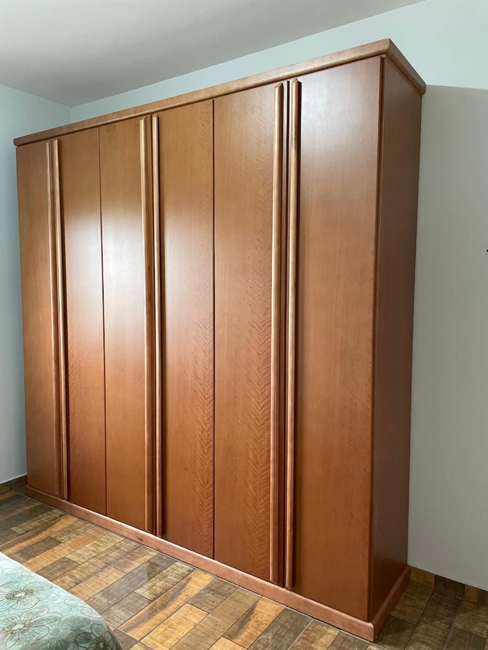 Guarda-roupa de seis portas entregue a cliente