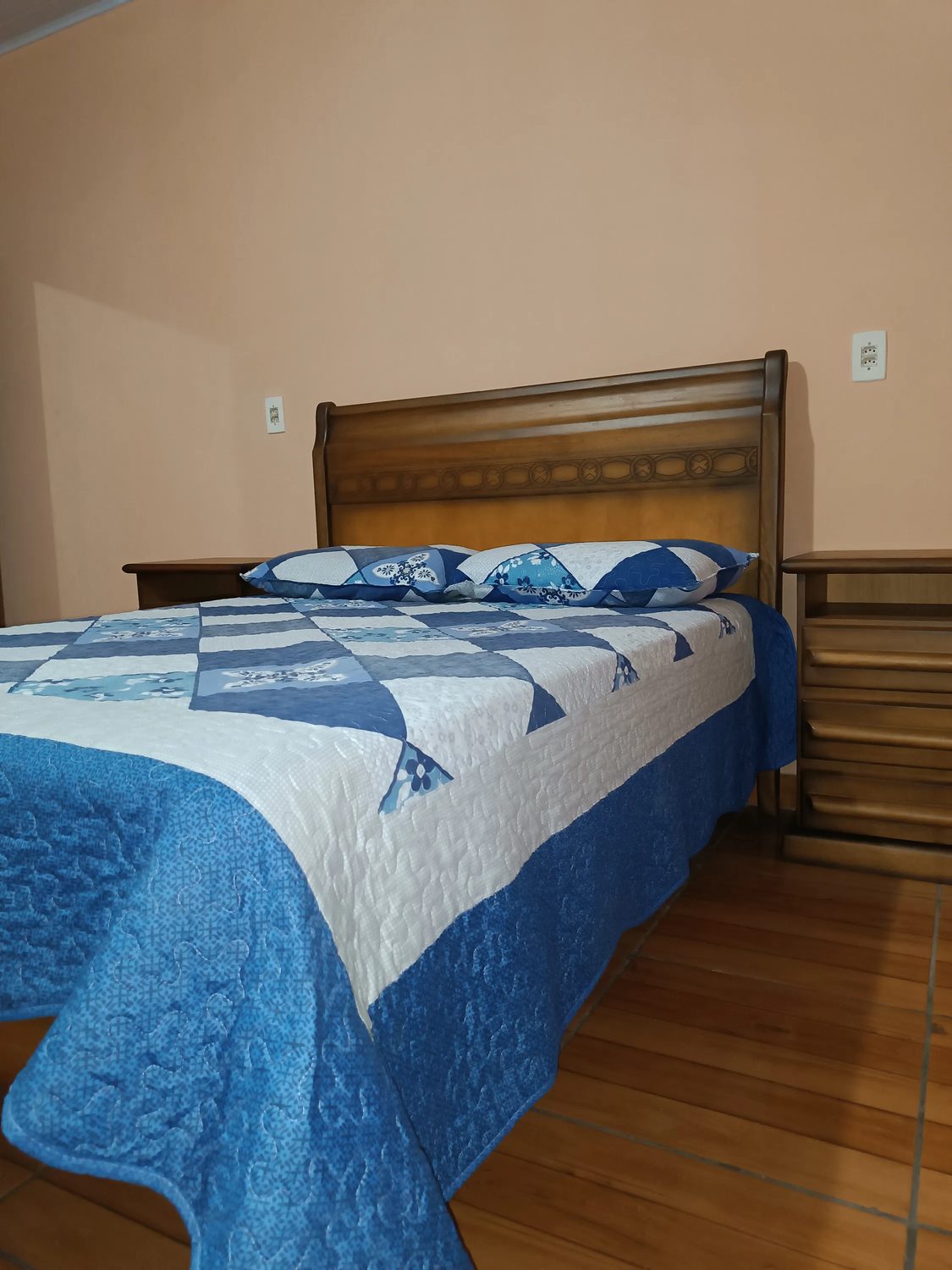 Cama de casal com mesa de cabeceira entregue a cliente