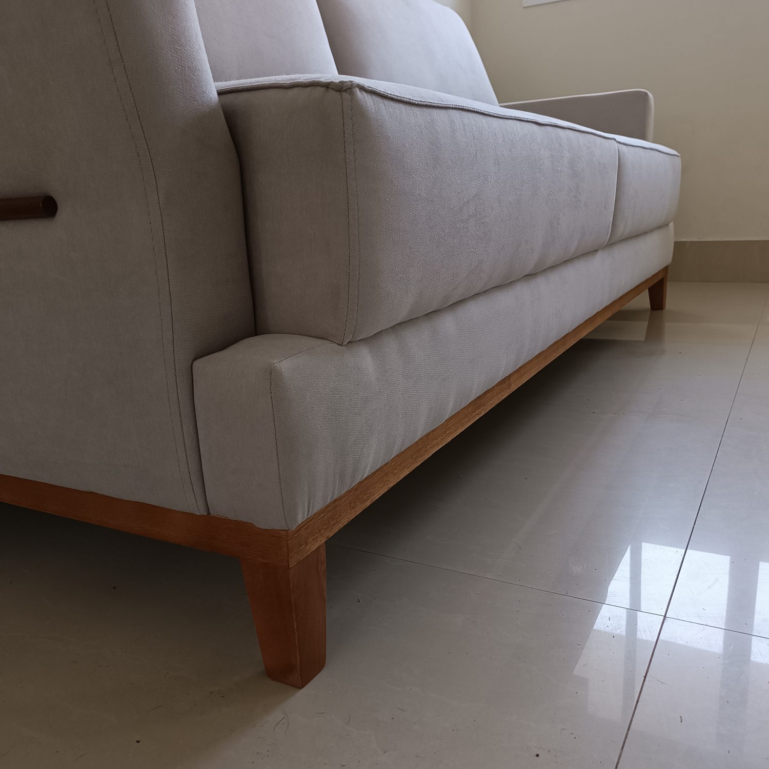 Sofá (detalhe da base) entregue a cliente