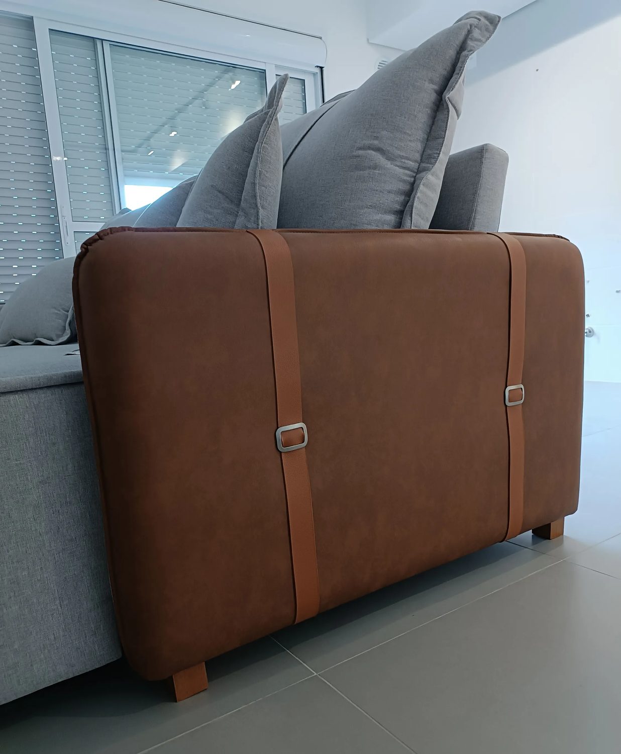 Sofá retrátil (detalhe do braço) entregue a cliente