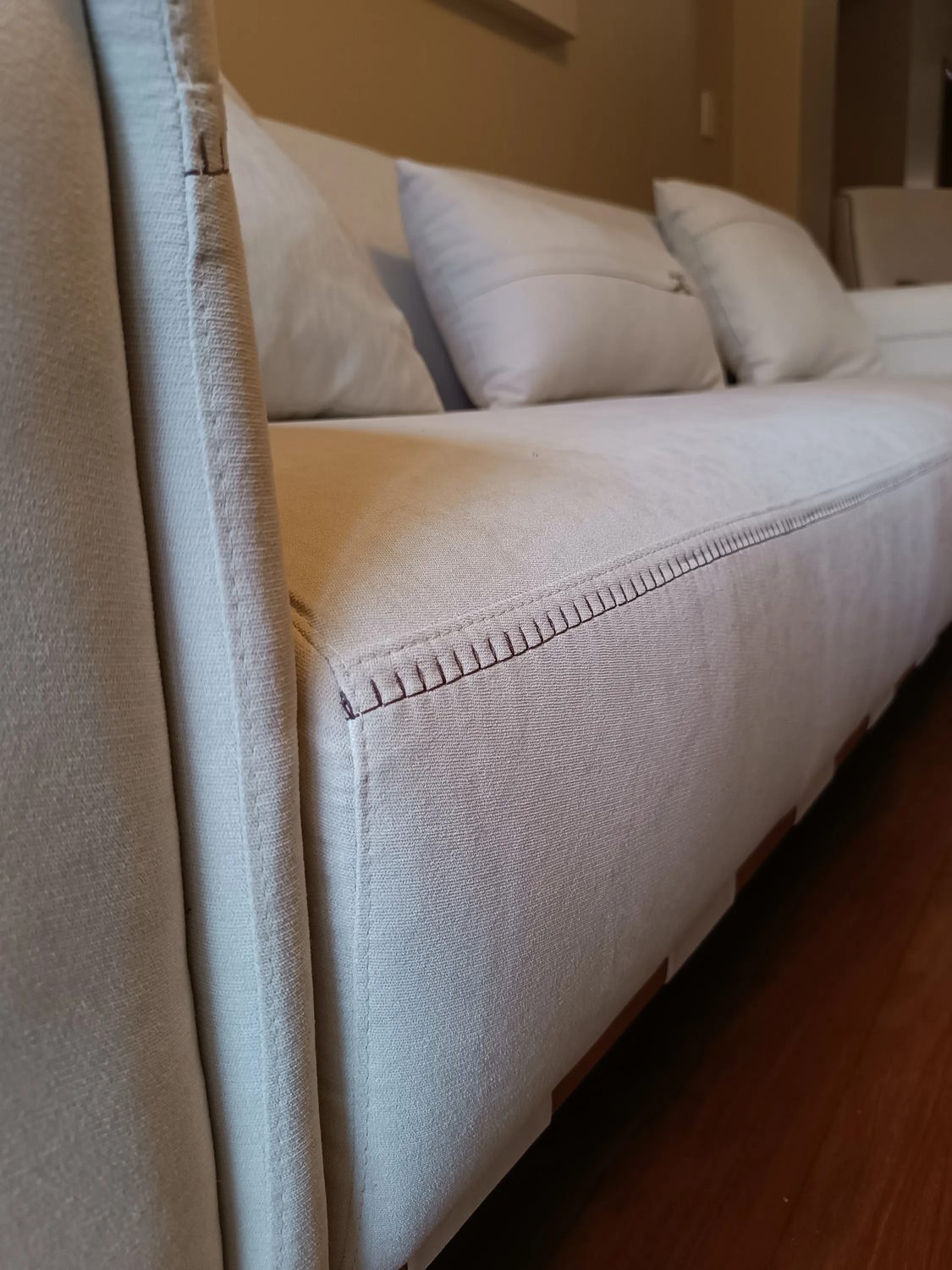 Sofá (detalhe do acabamento) entregue a cliente