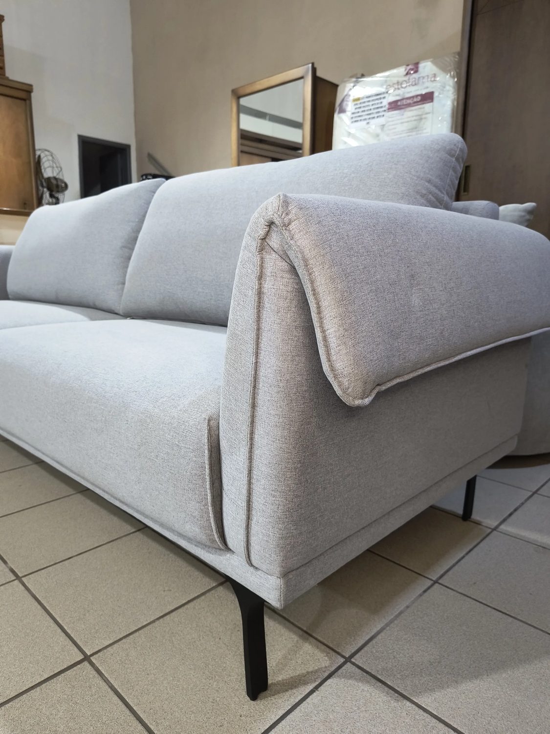 Sofá com braço em pillow de espuma