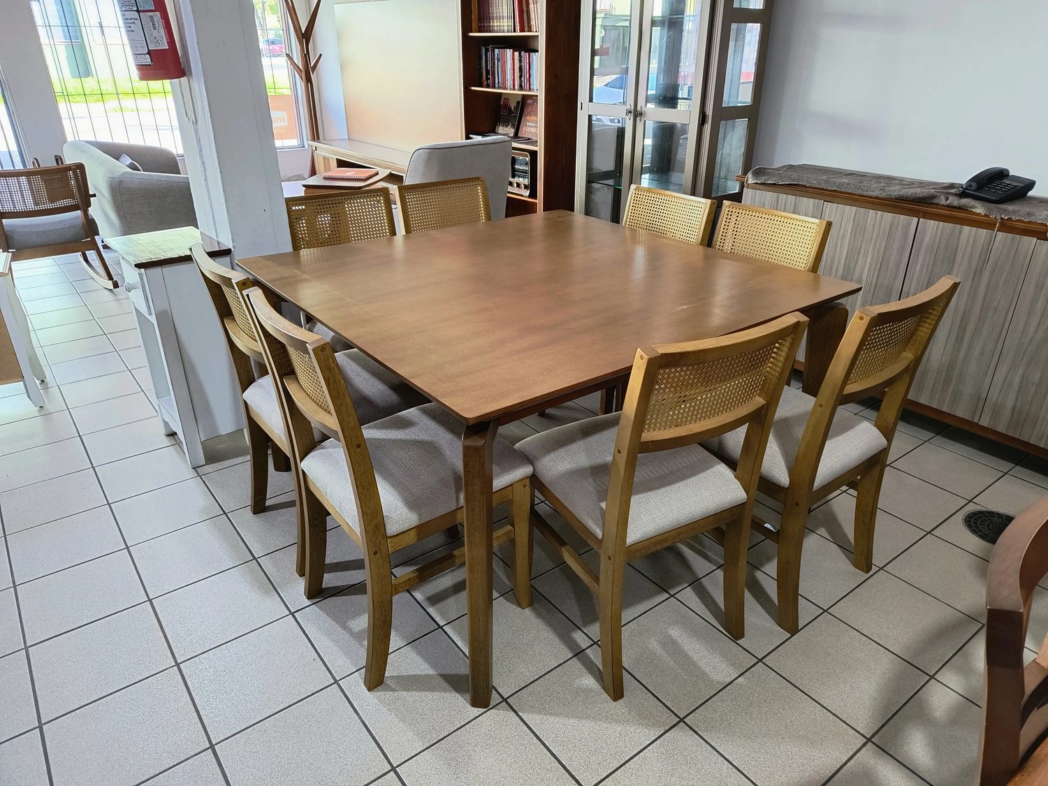 Mesa quadrada com oito cadeiras
