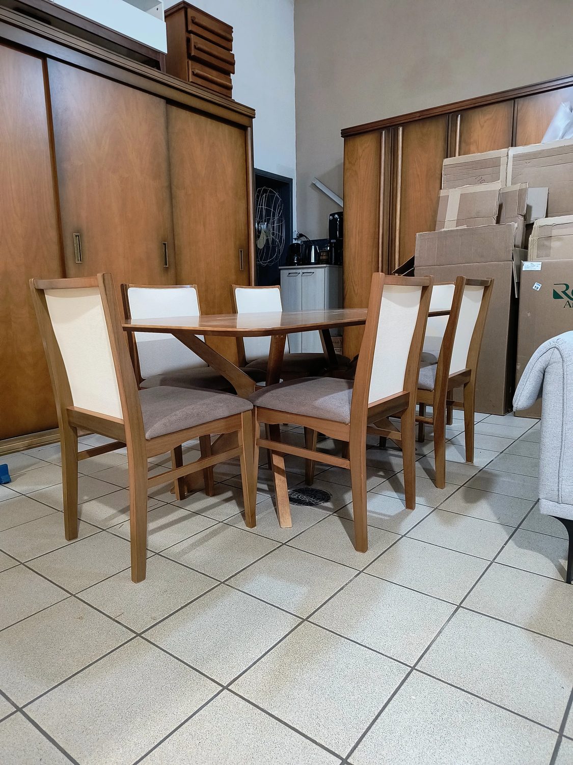 Conjunto de mesa e seis cadeiras