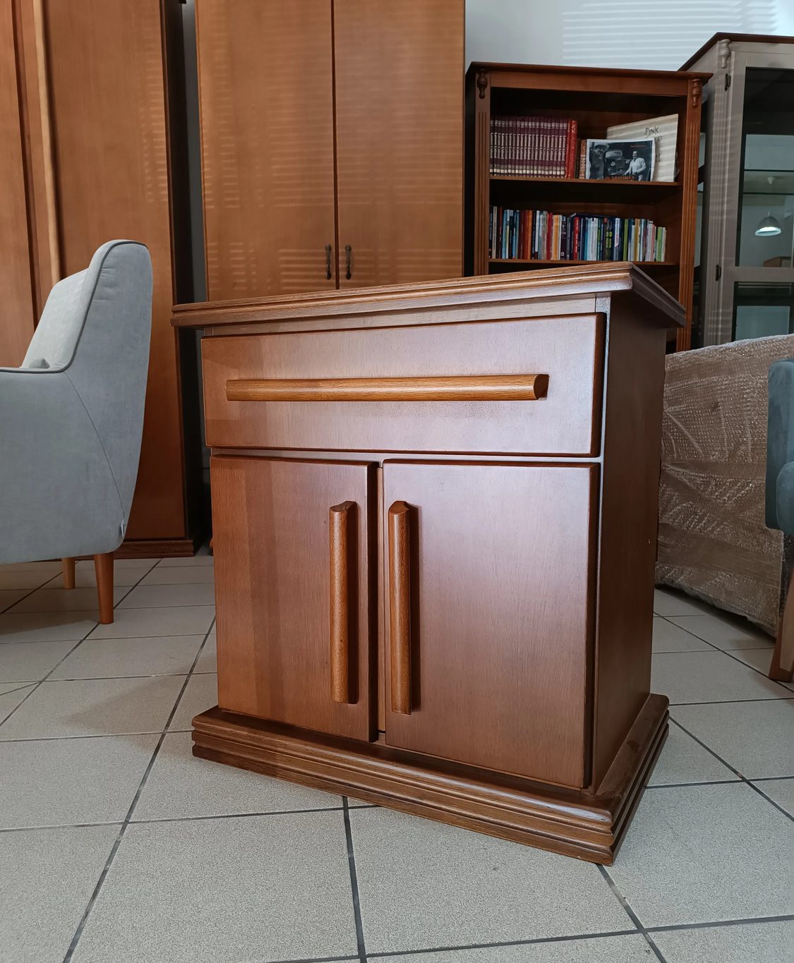 Mesa de cabeceira com porta e gaveta