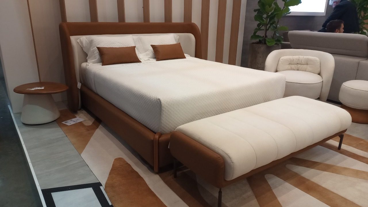 Cama Dora, da LaForm, com cabeceira curva e recamier estofado